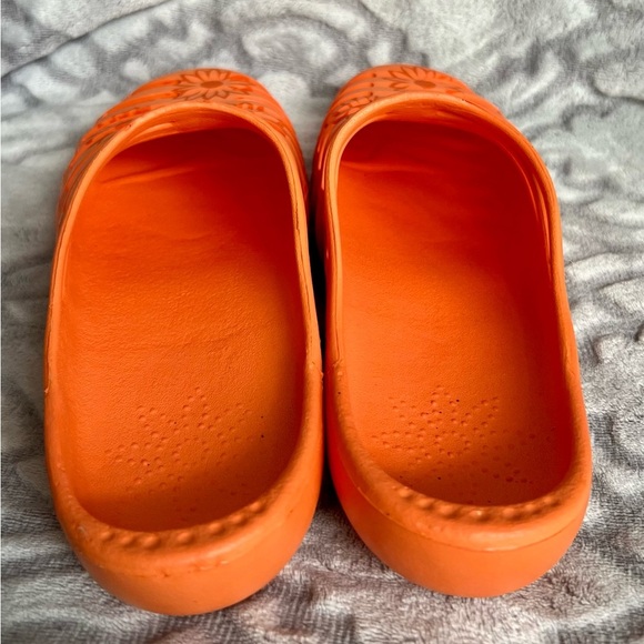 Midwest Quality Gloves Garden Clogs – Orange Daisy Cutout – Size 8 - Picture 2 of 5